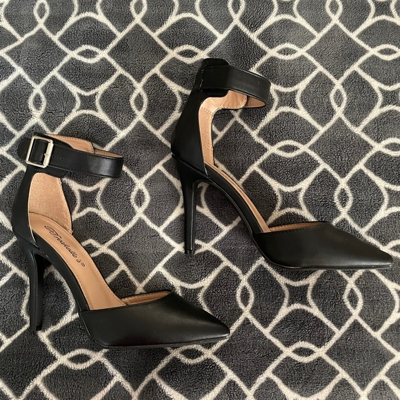 Black Pointed Toe Heels - Picture 1 of 5